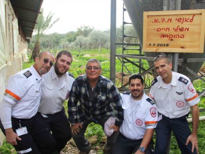 מרגש: נטע ח"י עצי תמרים עם הפראמדיקים של מד"א שהצילו את חייו
