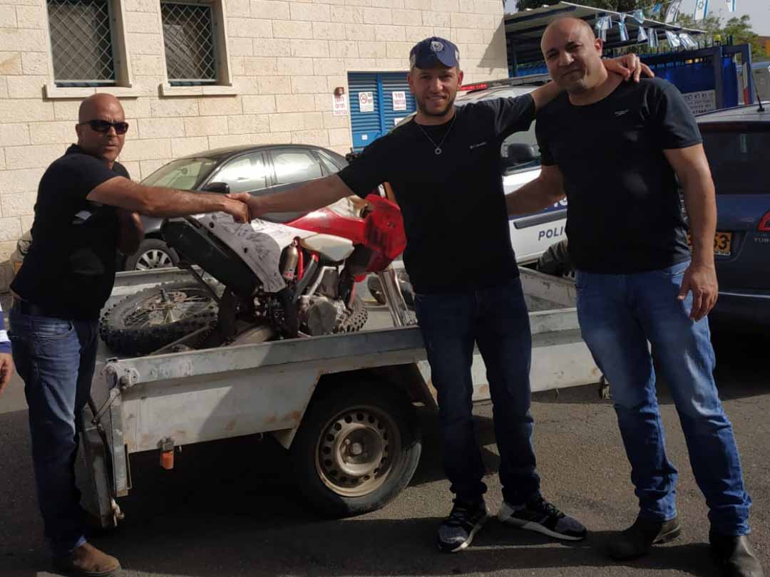 בלשי המשטרה שהיו שותפים לאיתור האופנועים הגנובים ועצירת החשוד במעשה