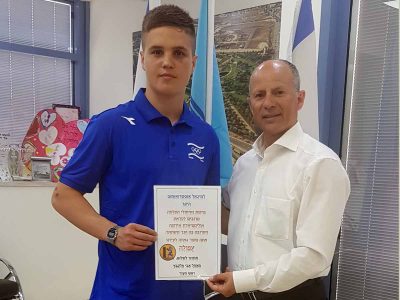 המתאגרף העפולאי מיכאל אוסטראומוב מקבל מלגת הצטיינות, אבי רביבו מתפנן בבריכה וכוכבי הפועל עפולה מדסקסים על העונה הבאה. פלאש! – רכילות בעמק