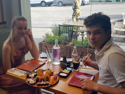 אנטון סמרוב וויקטוריה זילברשטיים חוגגים זוגיות, יהודה אלמקייס חוגג יום הולדת ודוד טפיארו מככב במופע זמר. פלאש! רכילות בעמק