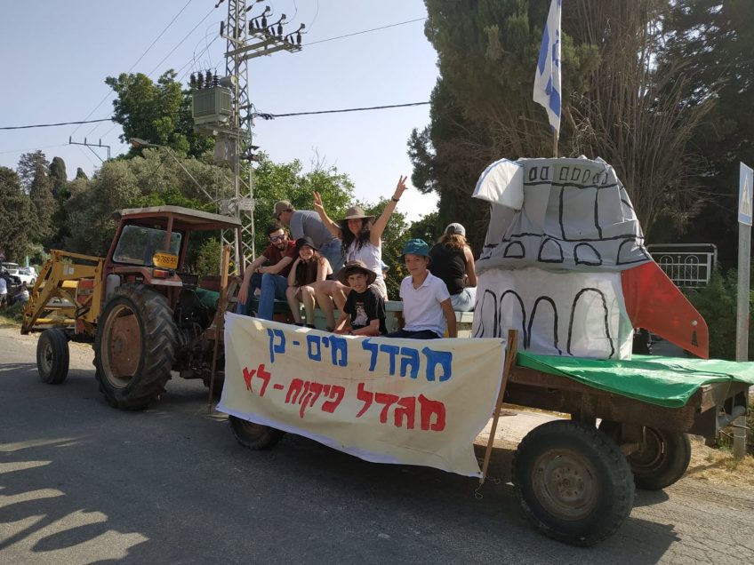 מאבק יצירתי בעמק יזרעאל: עשרות טרקטורונים יצרו צורת מטוס כמחאה נגד הקמת שדה התעופה מאבק יצירתי בעמק יזרעאל: עשרות טרקטורונים יצרו צורת מטוס כמחאה נגד הקמת שדה התעופה