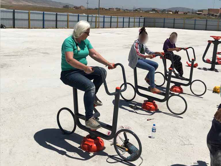 התקנת האופניים על משטח הבטון, משמאל, אנט דה למד