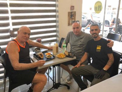 ארז אדלשטיין קופץ לבאגט בעפולה, זיו אמויאל סופר נקודות בטניס ובעלי העסקים מהשדרה בעפולה באו לעשות שמח. פלאש! – רכילות בעמק