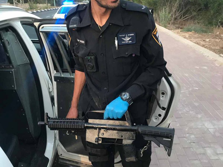 השוטרים גילו "הפתעה" ברכב: רובה M-16 השוטרים גילו "הפתעה" ברכב: רובה M-16