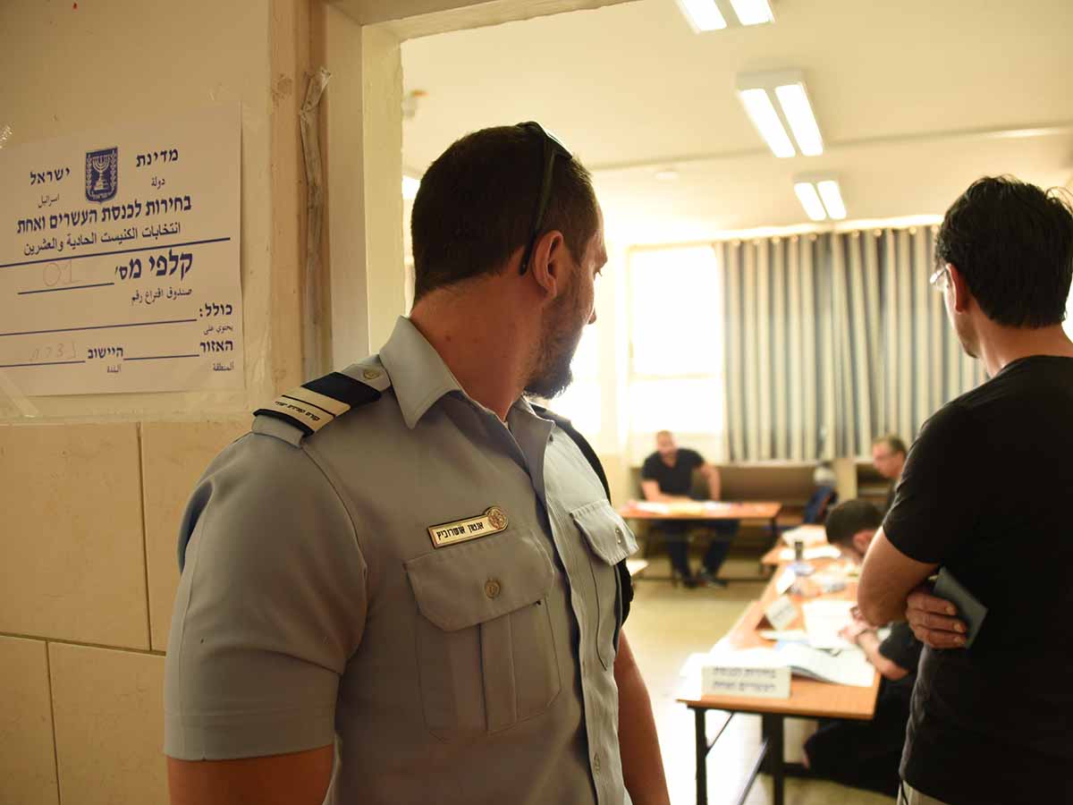 שוטר מאבט באחת הקלפיות במחוז הצפון.