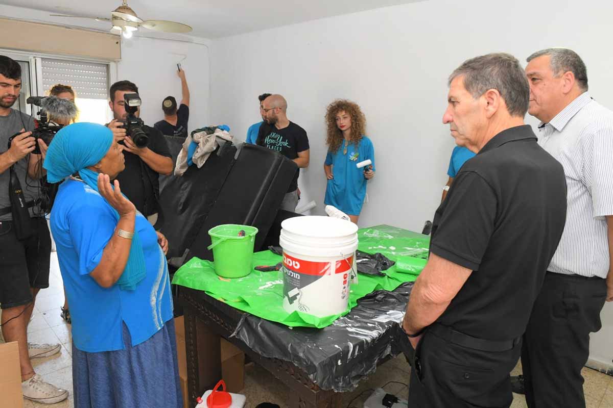 יו"ר קק"ל דני עטר, חביב פרץ משוחחים עם תושבים במוכדון בעפולה עלית