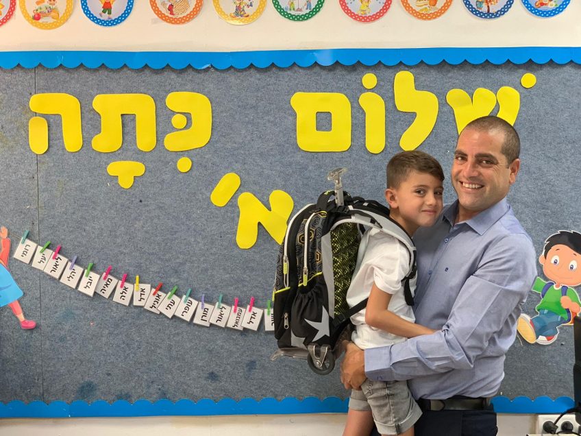 מרגש: ח"כ אופיר כץ מעפולה ליווה את בנו לכיתה א' בה הוא למד מרגש: ח"כ אופיר כץ מעפולה ליווה את בנו לכיתה א' בה הוא למד