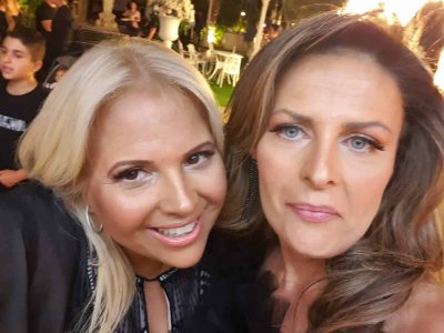 לילך ושושי הגננות בסלפי חינוכי, על כוס בירה: עו"ד ענבל אפשטיין כידרה, יותם ויסמן, איתי כהן ואורן דניאל. פלאש! – רכילות בעמק