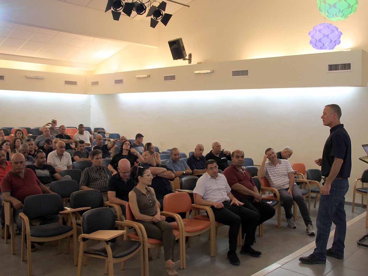 ראש מוא"ז הגלבוע נור עם עובדי המועצה