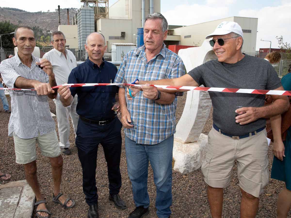 אייל בצר ואבי אלקבץ בחנוכת גן הפסלים