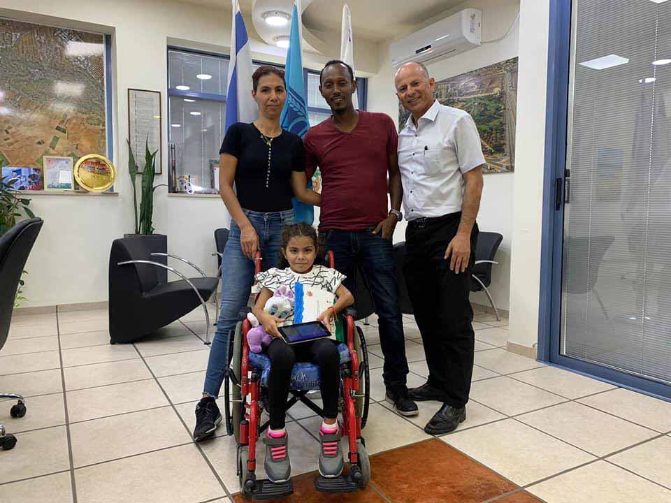 הילדה שירה טייב עם הוריה בלשכת ראש העיר אלקבץ
