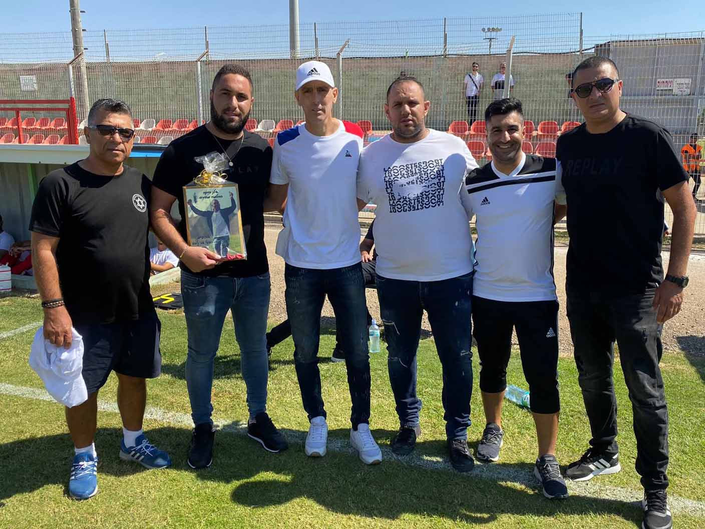 צוות האימון של אסי גלבוע ואנשי הנהלה עם אילן אילן סוויסה
