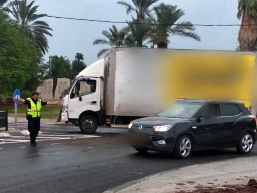 מזג האוויר הסוער: גשר פרסומות קרס בצומת צמח מזג האוויר הסוער: גשר פרסומות קרס בצומת צמח