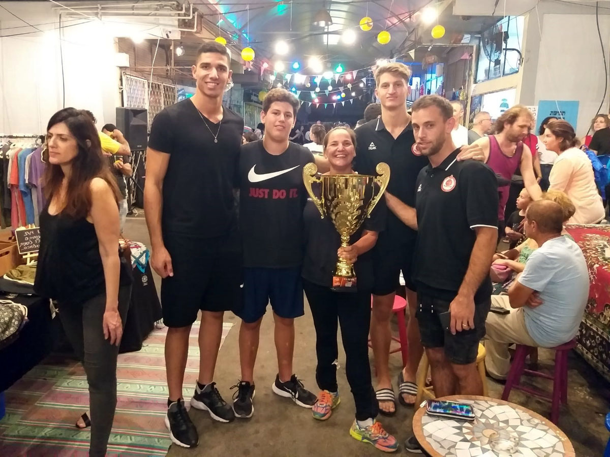 שחקני עפולה חוגגים את הזכייה בפסטיבל מיקס ארט בשוק הישן