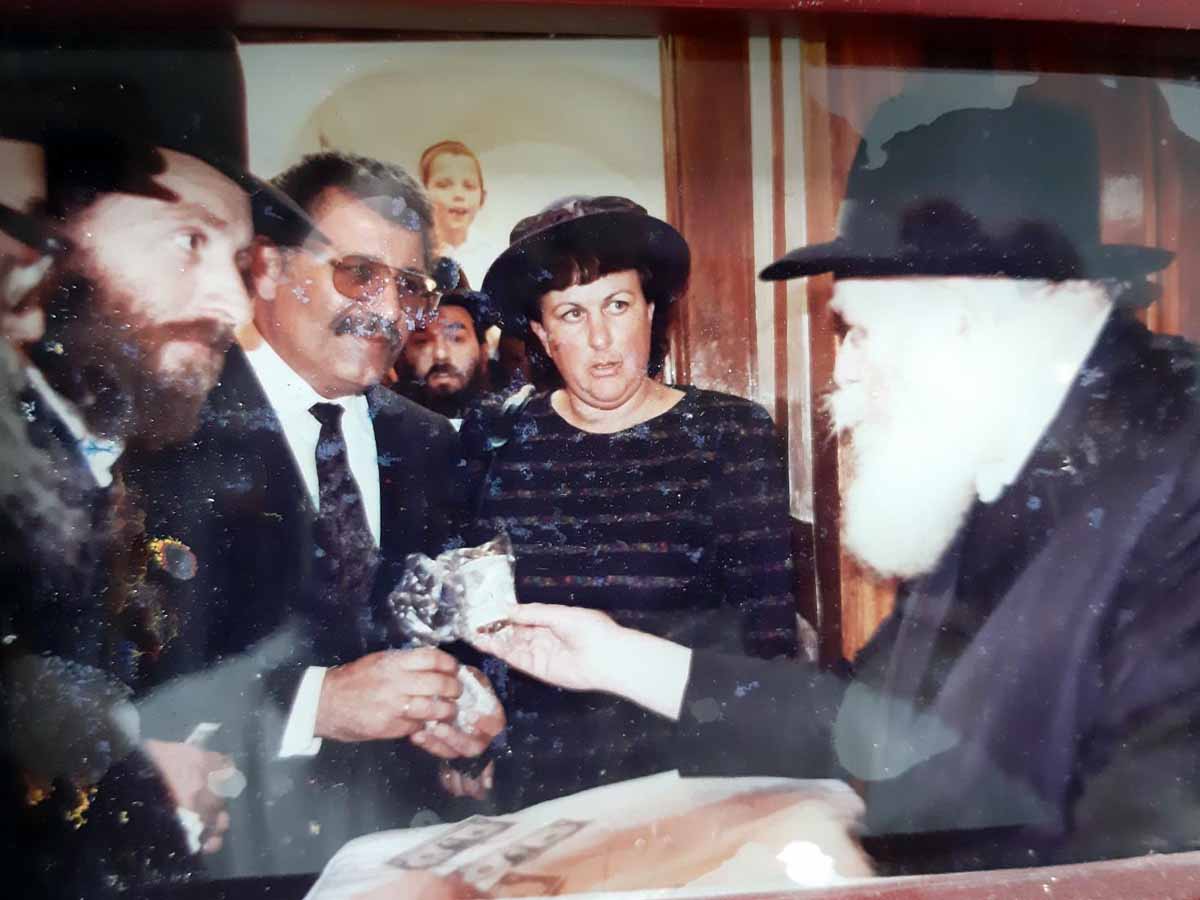 עובדיה עלי מעניק את המפתח עם הרב סגל לרבי מליובאוויטש