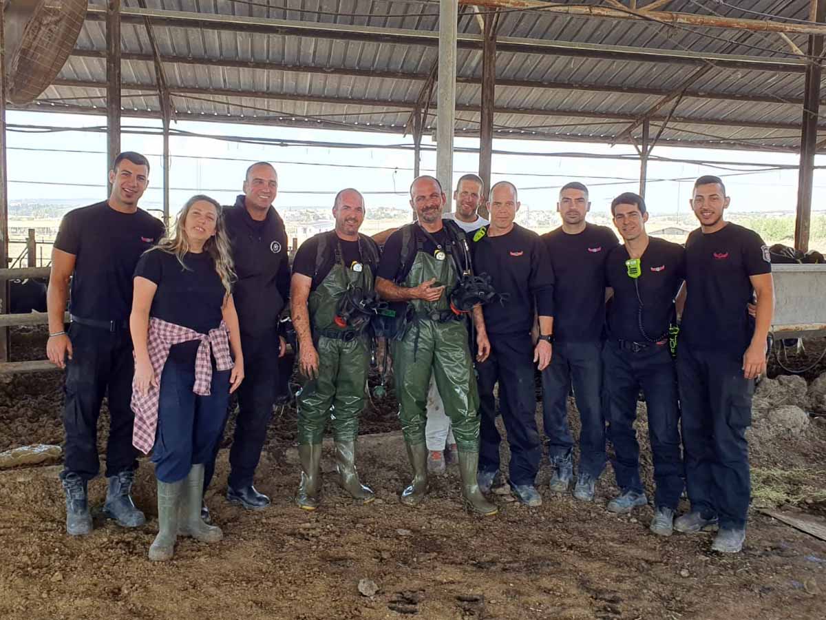 ציוותי כב"ה והרפתנים לחר החילוץ המוצלח של הפרה