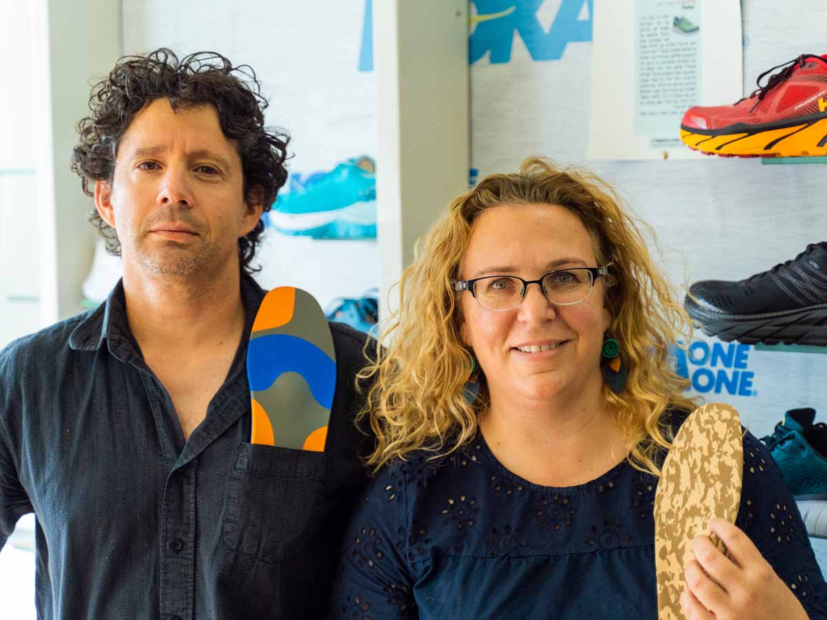 רחלי האחראית על השיווק וההסברה וחצי