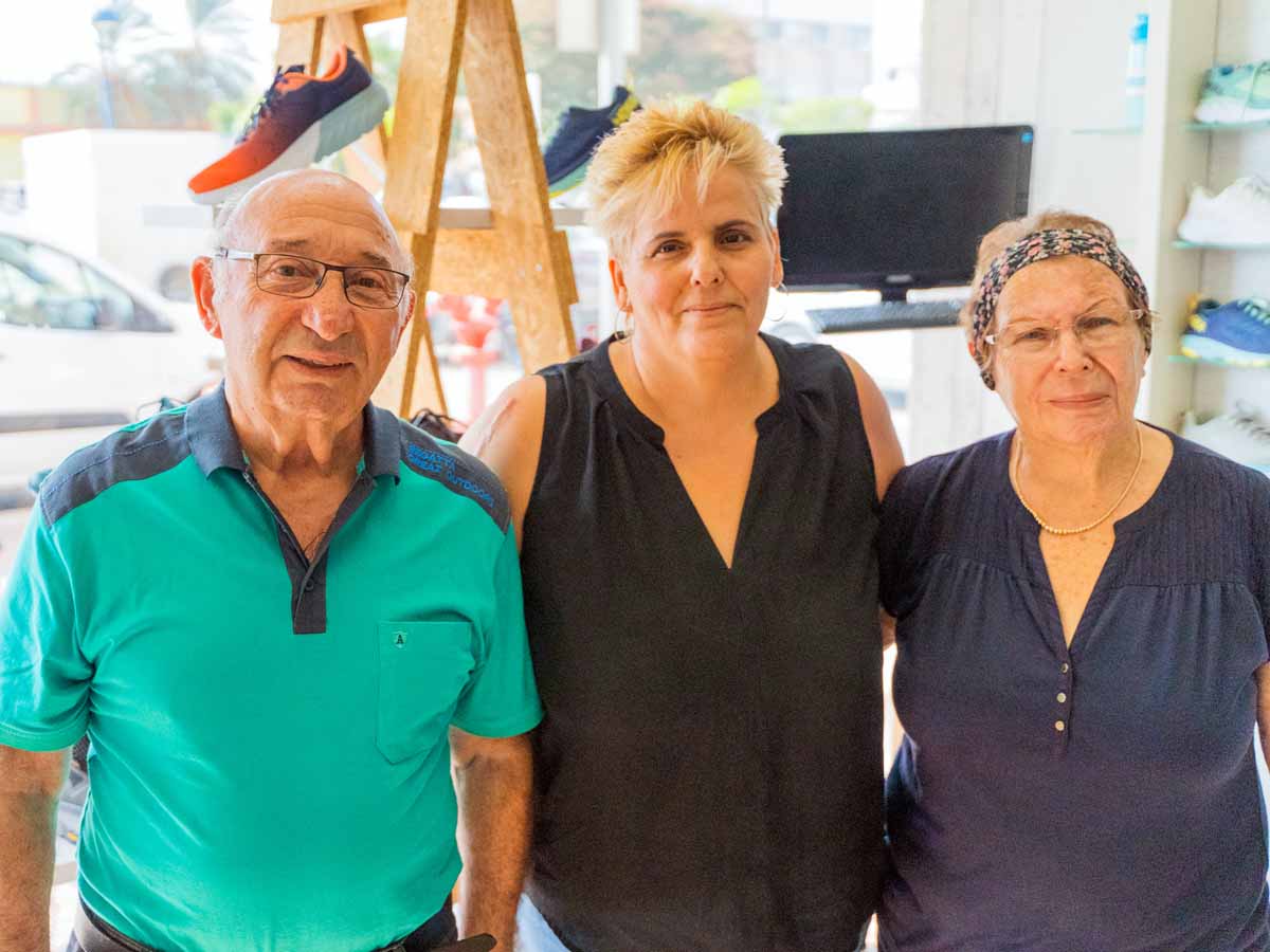 טלי מנהלת החנות עם בני הזוג קינן