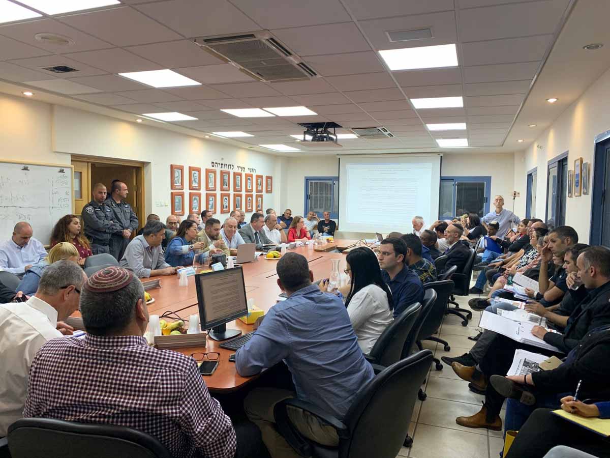 חברי המועצה ומנהלי האגפים והמחלקות מימין בתחילת הדיון לאישור תקציב 2020