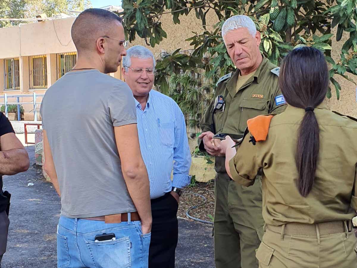 סגן ראש העיר שלמה מליחי והקב"ט העירוני עם מפקד התרגיל אל"מ ניסים תורגמן