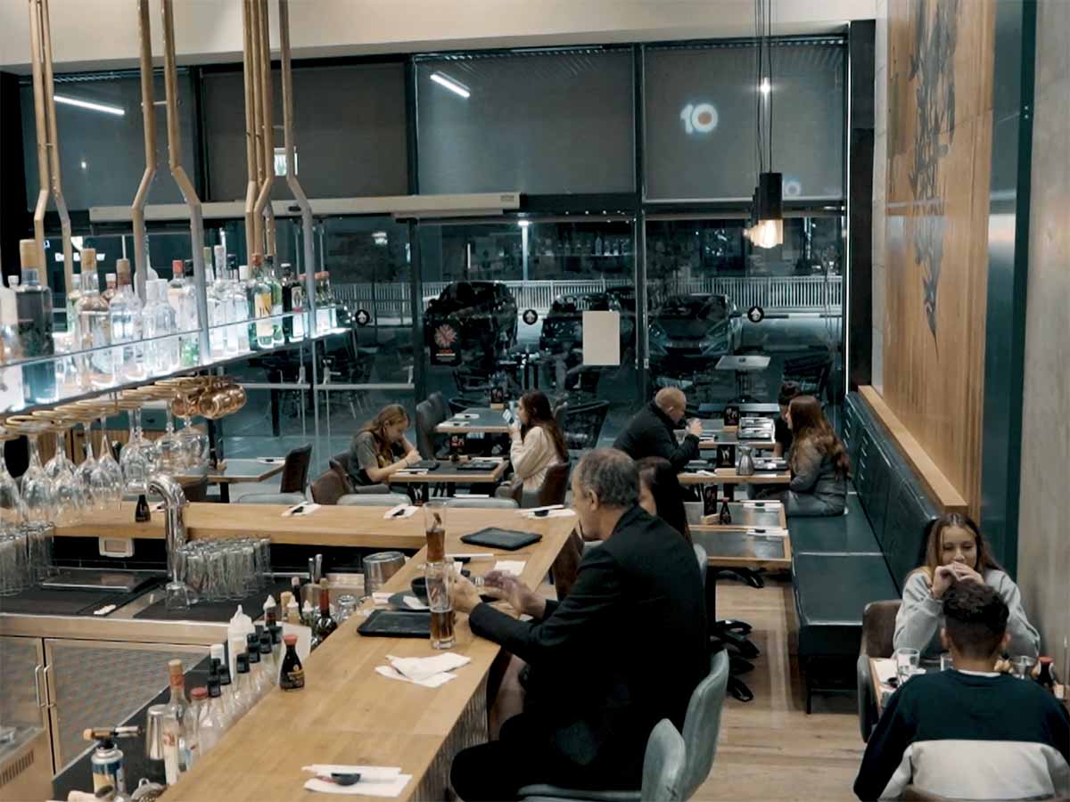חלל אולם האוכל המרווח בג'אפניקה