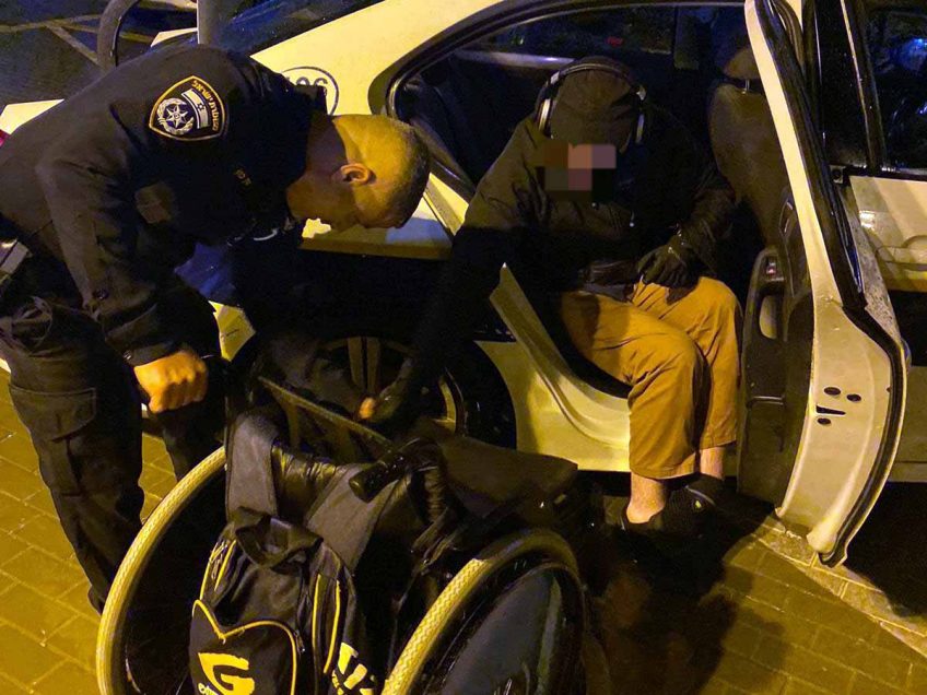 עפולה: צוות השיטור העירוני סייע לנכה על כסא גלגלים שהתקשה לחזור לביתו עפולה: צוות השיטור העירוני סייע לנכה על כסא גלגלים שהתקשה לחזור לביתו