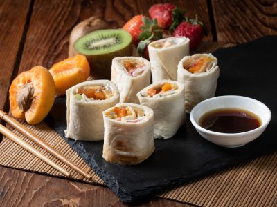 "נחתו" עליכם אורחים לא צפויים? כבדו אותו בסושי פירות קל ומהיר להכנה!