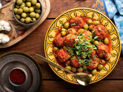 מתכון טעים לסופ"ש: קציצות עוף ברוטב עגבניות וזיתים ירוקים