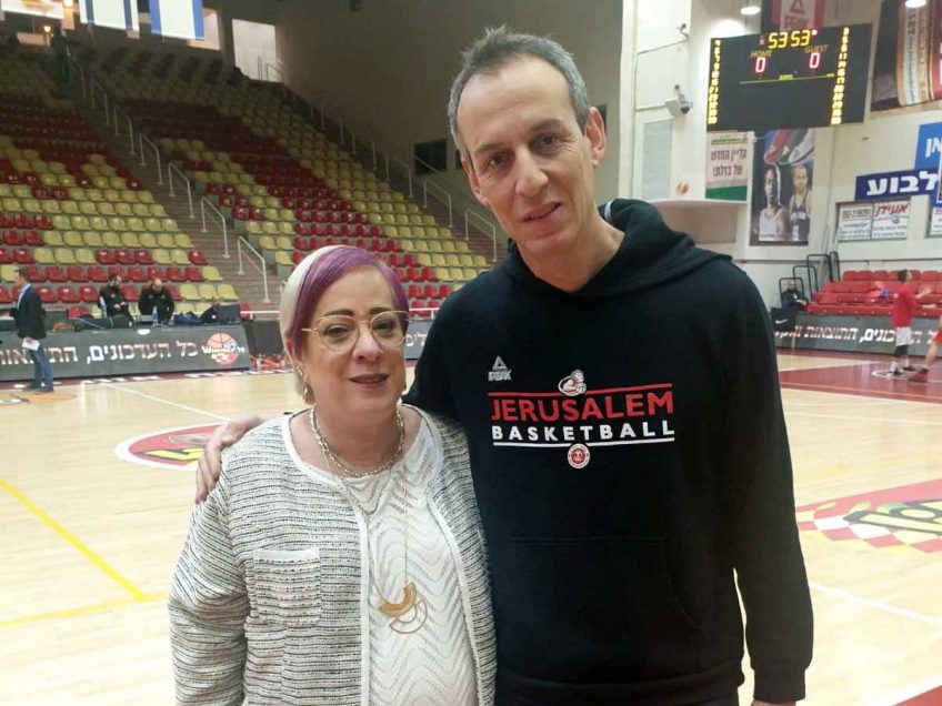"אדום עולה": גרסת משפחת ראובן "אדום עולה": גרסת משפחת ראובן
