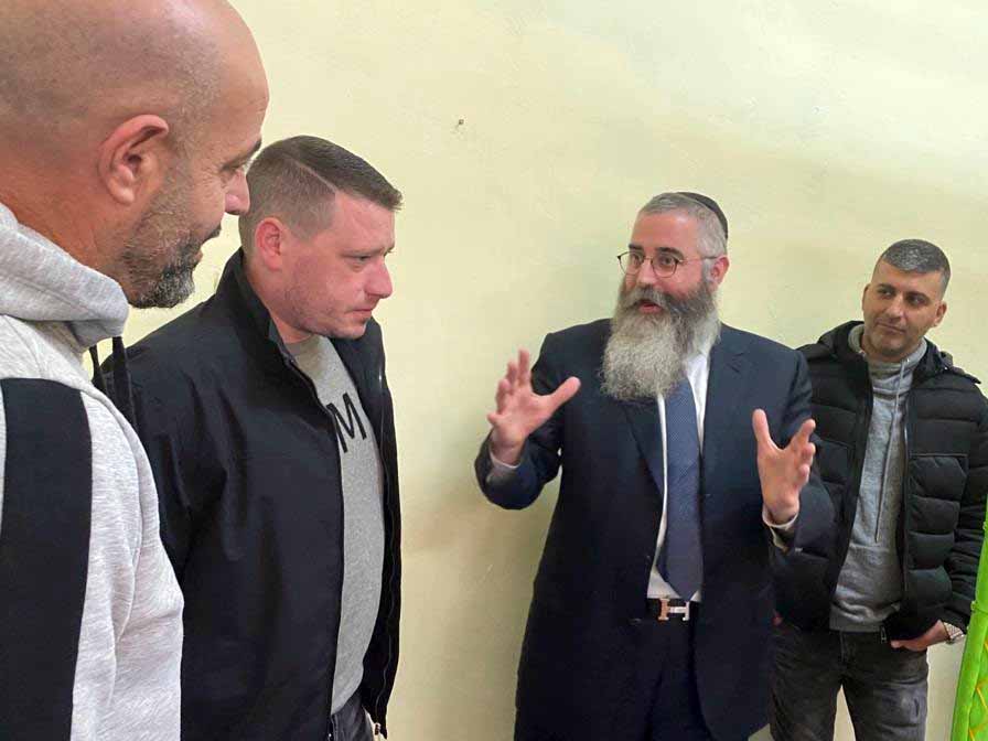 הרב וולף יחד עם המשלחת מישראל