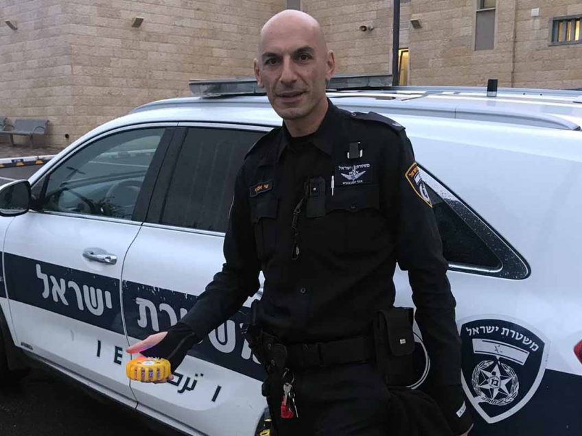 חוצפה או קונדס: מה הסגיר את הגנב של הפנס המשטרתי במחסום? חוצפה או קונדס: מה הסגיר את הגנב של הפנס המשטרתי במחסום?