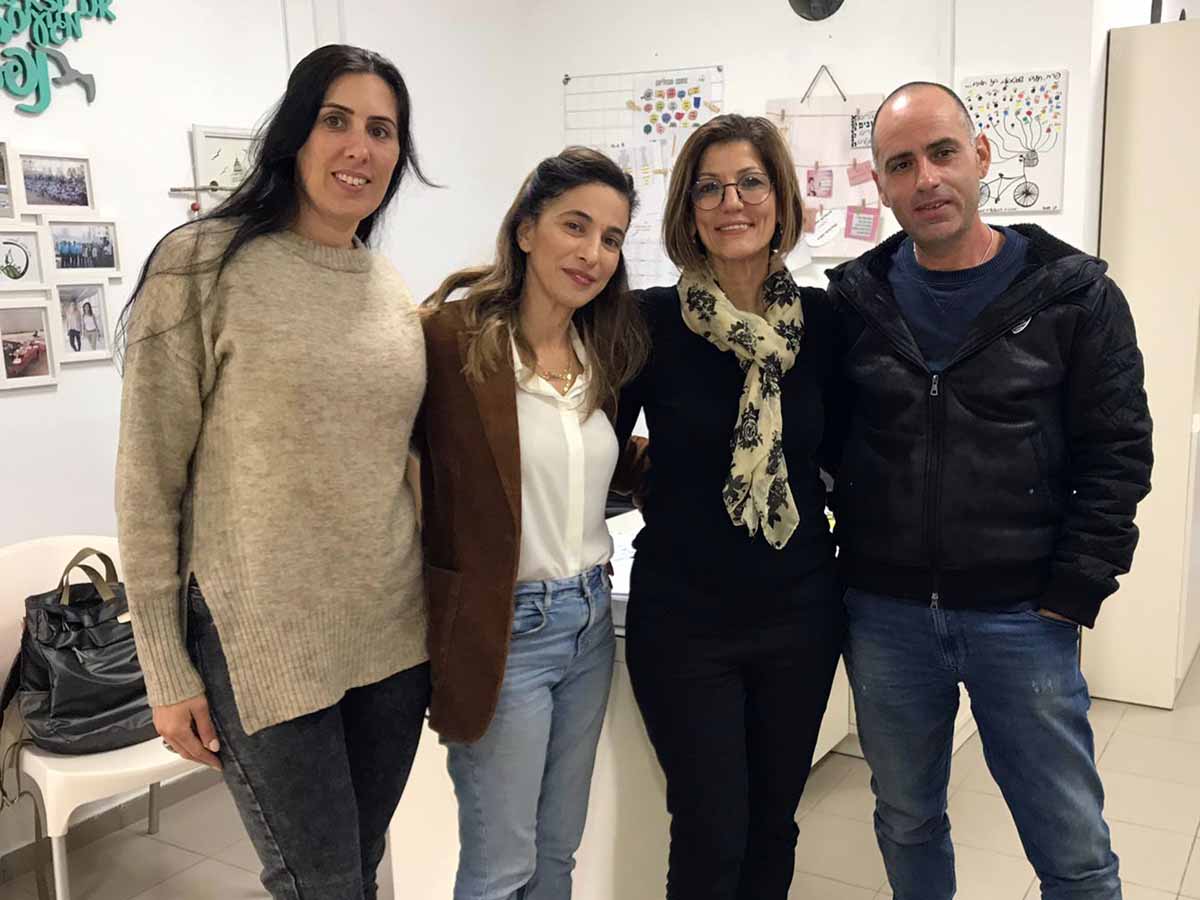 ראש מינהל חינוך טינה ולדמן, מנהלת תחום יסודי במינהל גלית דגן ומנהלת בית הספר יהלום פרח בר כהן עם מנהלת תכנית הטייסת ראובן צמח. צילום עירית עפולה