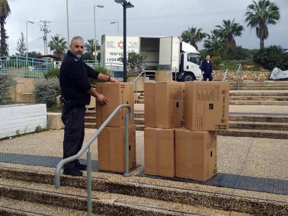 נרתמים למאמץ הלאומי: אריזות משקפי המגן שייצרו האסירים
