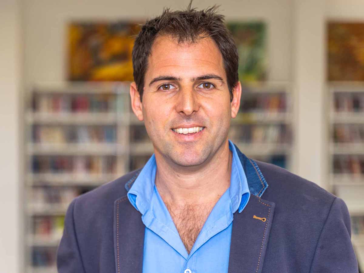 דניאל בן.