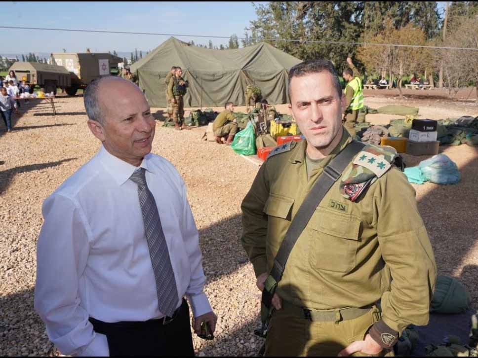 ראש העיר אבי אלקב עם מפקד החטיבה אלוף משנה ערן אוליאל. צילום: דוברות עיריית עפולה