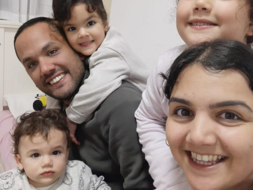 אפילו את המשחקים הם מכינים בעצמם. משפחת אלבז