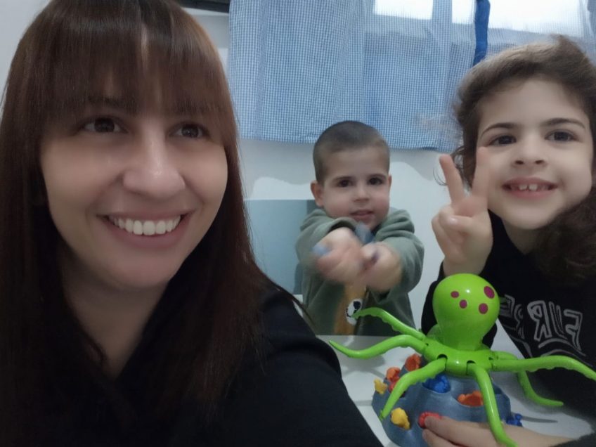 משחקי חברה, פאזלים והכל בהתאם לחוק כמובן. משפחת גליק