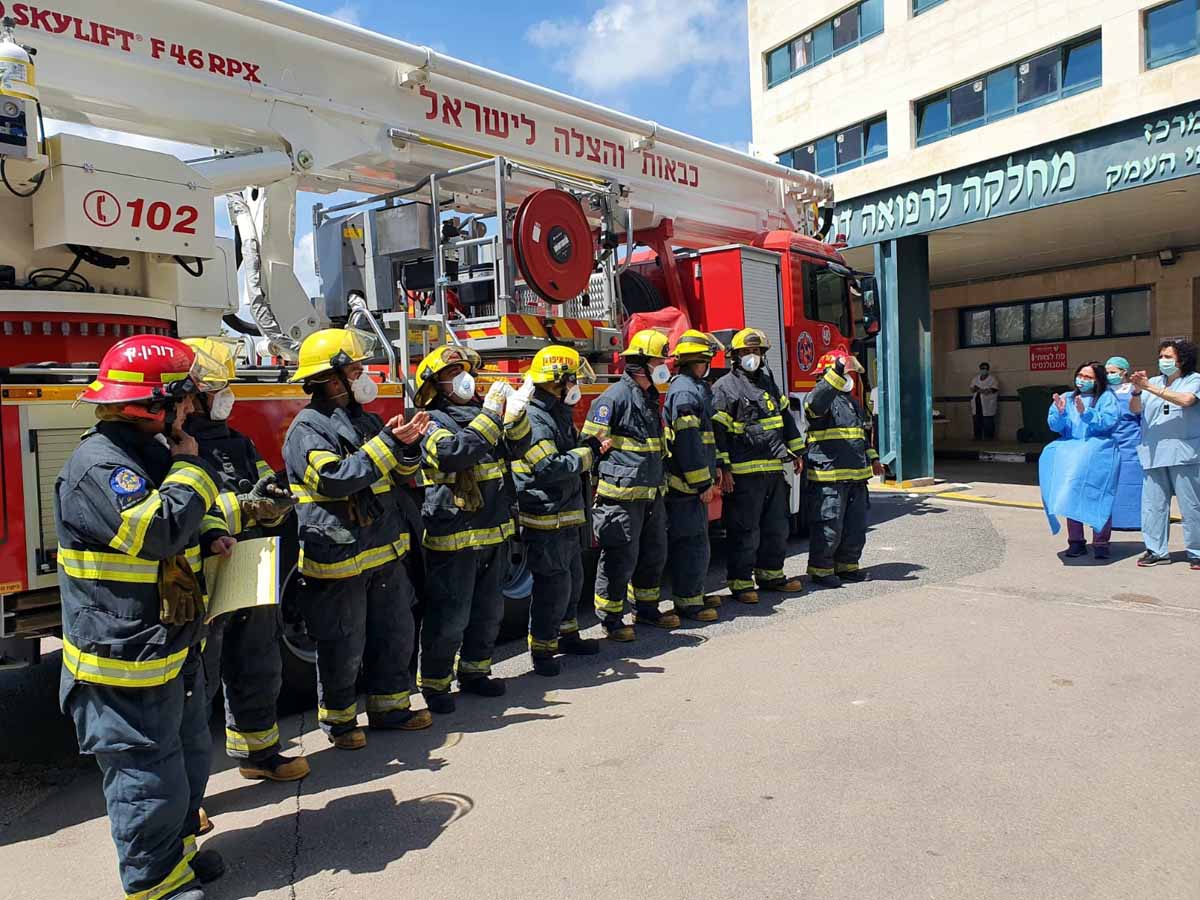 כוחות כיבוי והצלה ואחיות מרכז רפואי העמק. צילום: מרכז רפואי העמק