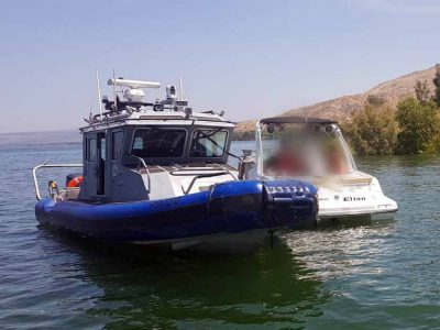 הכל בגלל פקק קטן: תושיית השוטרים בכינרת הצילה סירה על יושביה מטביעה