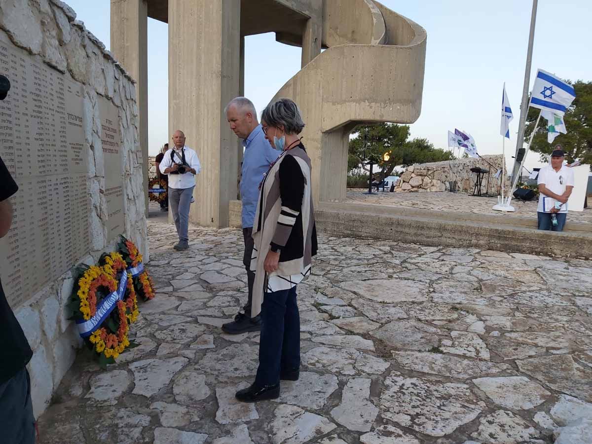 מרים סדו וחולובסקי מניחים זר פרחים. צילום: יעל ברניר