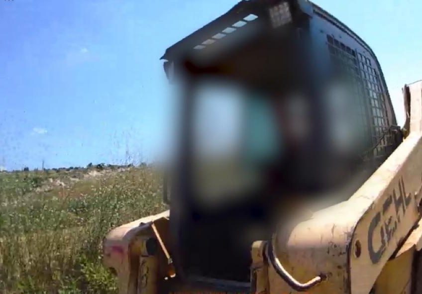 השוטרים הופתעו לגלות: בן 14 נתפס נוהג במחפרון השוטרים הופתעו לגלות: בן 14 נתפס נוהג במחפרון