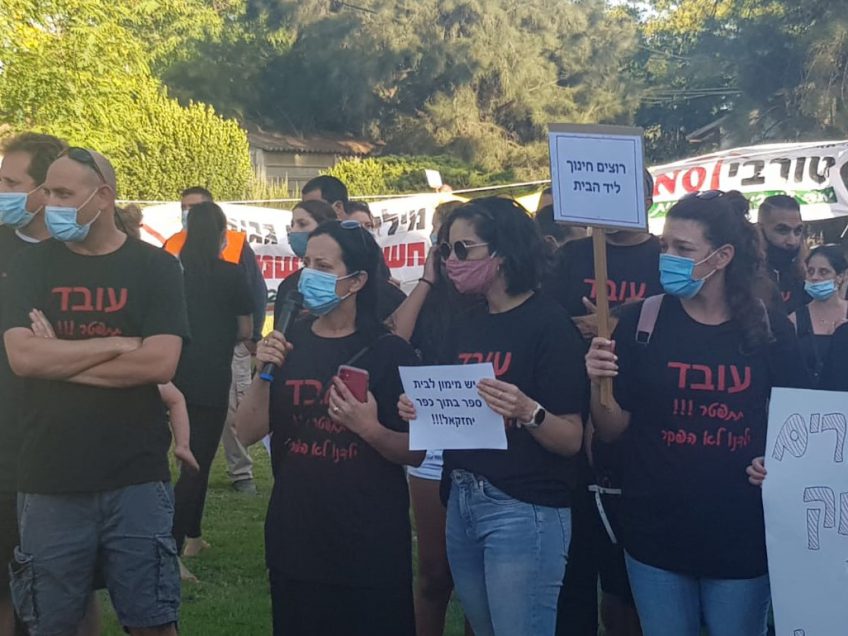 הואי כפר יחזקאל מגינים מול מליאת המועצה במושב דבורה