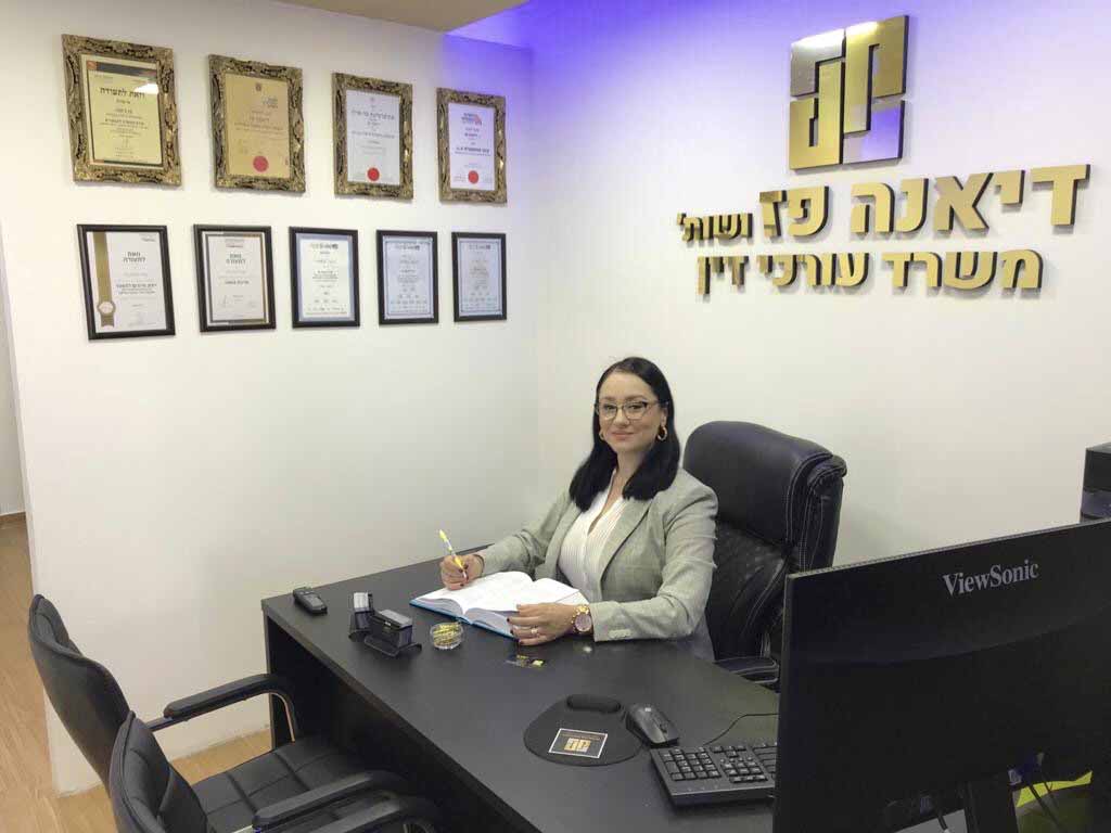 עורכת הדין דיאנה פז במשרדה