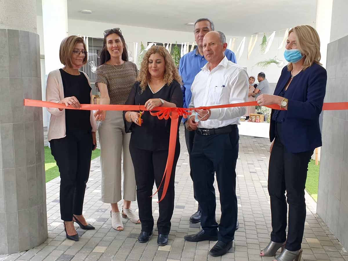 ראש העיר ראש מינהל חינוך ומנהלת בית הספר חונכחים את האגף החדש. צילום: עיריית עפולה