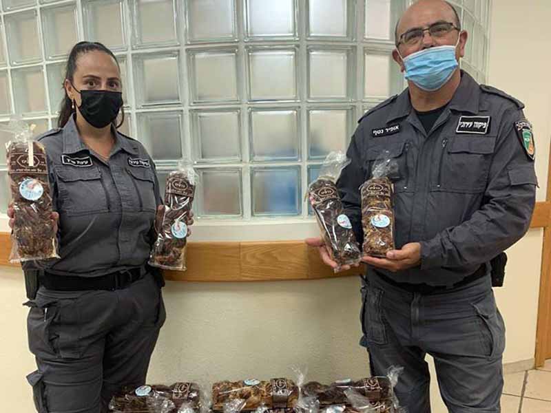 הפקחים חילקו בשבת האחרונה עוגות לכל חולי הקורונה בעיר בשם תושבי העיר. צילום: דוברות עיריית עפולה