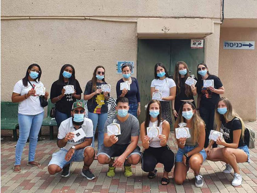 משהו קטן וטוב: צעירים מאירים משהו קטן וטוב: צעירים מאירים