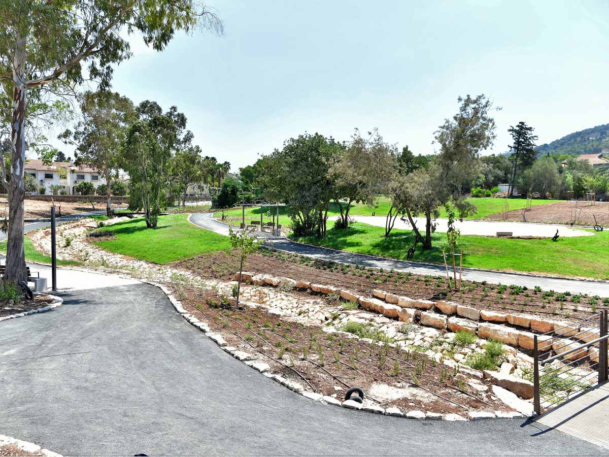 ממדשאות רחבות ידיים, שבילי הליכה מוארים, ספסלים מוצלים ושני גשרים קטנים ורומנטיים. צילום: דוברות עיריית עפולה