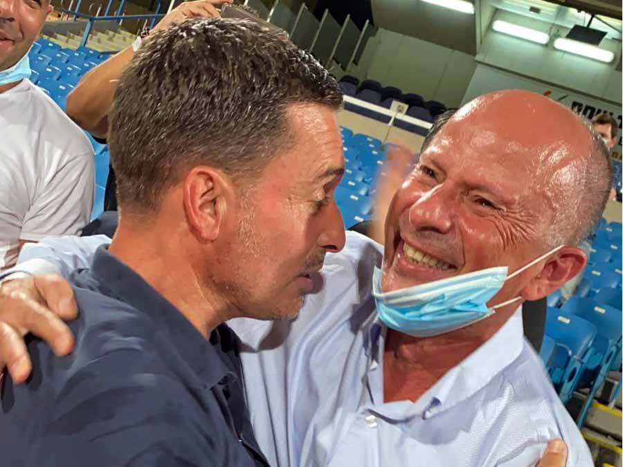 שמחה גדולה בעפולהL ראש העיר אלקבץ ושלומי דורה מאמן הפועל עפולה צוהלים בסיום המשחק הישרדות