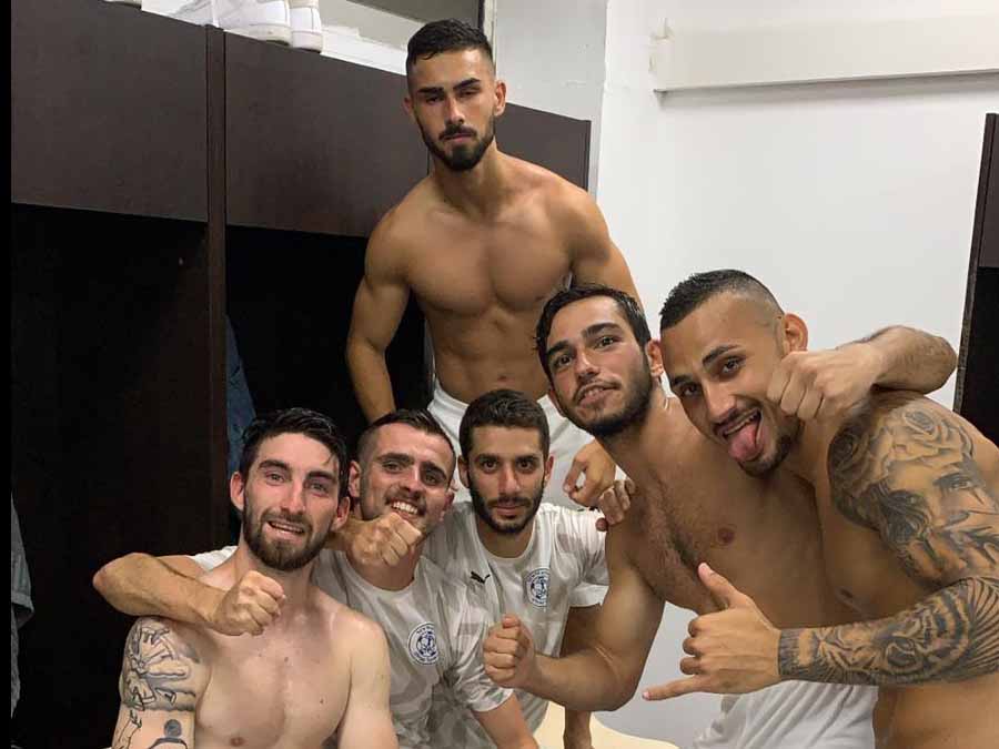 השחקנים חוגגים בחדר ההלבשה צילום: דוברות הפועל עפולה