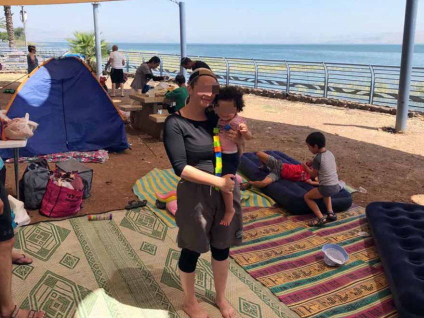 מלחיץ: פעוטה בת שנה וחצי מעפולה חולצה מרכב שננעל מלחיץ: פעוטה בת שנה וחצי מעפולה חולצה מרכב שננעל